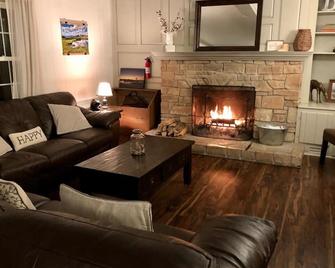 Manistique Stone Cottage by Simple Life Rentals - Fish Creek - Sala de estar