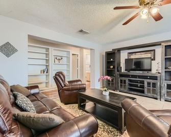 Nw Sa, 1 Story, Fiesta Texas & Sea World 5 Min. - Helotes - Living room