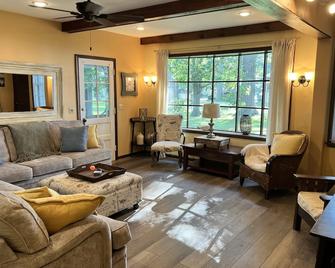Crescent Beach Ontario 3 Bedroom Beachfront Cottage - Fort Erie - Living room