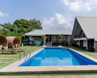 Standard Room - Good for 2 Pax - Tagaytay - Pool