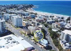 Spacious 3 Bedroom Delight - Shops & Beaches Zg1 - Caloundra - Building