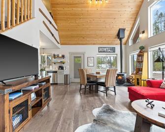 Elk Street Retreat - Private Home near Glacier Park, Pet Friendly! - Columbia Falls - Salon