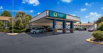 Quality Inn and Suites Medford Airport - Medford - Bâtiment