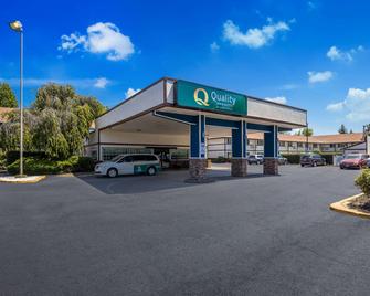 Quality Inn and Suites Medford Airport - Medford - Gebouw
