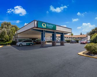 Quality Inn and Suites Medford Airport - Medford - Edificio