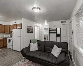 Cozy 2br downtown rental, within 3 blocks of BYU-I - Rexburg - Living room
