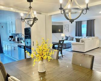 Glendora Pool Home Retreat - Glendora - Living room