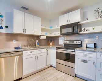 Walk to Art District and Beach Pet-Friendly Getaway - St. Petersburg - Cocina