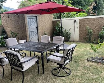 Contemporary One Bedroom in Kingston - Kingston - Patio