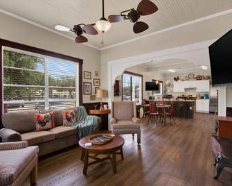 1 Block From 7th Ave Charming Ybor City Retreat - Tampa - Olohuone