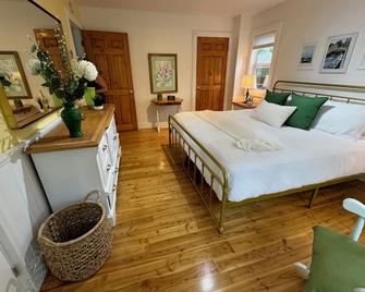 5 star cottage, private, 62 acres, lakefront, hot tub, boat, sauna, pet-friendly - Shelburne - Bedroom