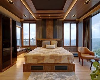 Luxurious Stay at Vachi's Belvedere, a lavish 4BHK retreat nestled in Ooty - Ooty - Bedroom