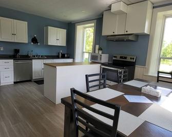 Hills and Valleys of Silver Creek – A Timeless 5 Bedroom Century Home Retreat. - Halton Hills - Kitchen