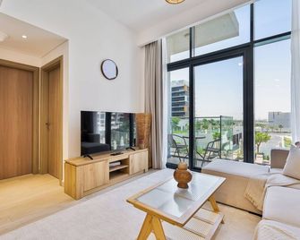 Pvh - Chic 1br In Azizi Riviera 37 - Dubai - Living room