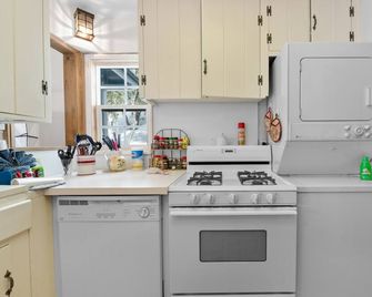 Cozy Bear Cottage - Walk to Lake & Village! - Big Bear Lake - Cocina