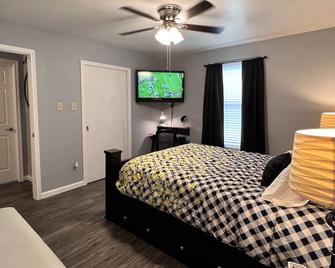 Comfy 3 Bed 2 Bath Ez Access To Santa's - College Station - Bedroom