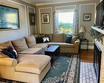 Everyman's House in Westnedge Hill - Kalamazoo - Living room