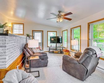 'The Shady Cottage' Millersburg Getaway w/ Deck - Millersburg - Wohnzimmer