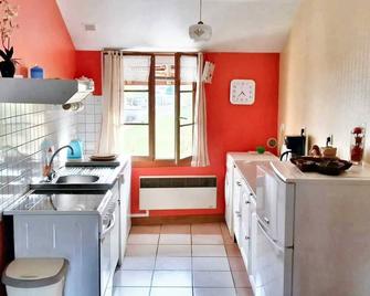 Appartement confortable à Mesnay - 70 m² - Balcon privé - Port Lesney - Кухня