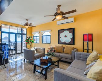 Beautiful home on Hillside with million dollar view overlooking Ocean and Bay - San Carlos - Sala de estar