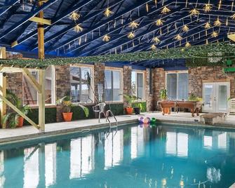 Pool Lodge with amazing views! - South Pittsburg - Piscina