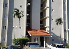 The Oasis at Oaklands Apartment 2 - Kingston - Building