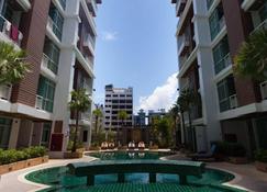 Cosy Condo Patong - Patong - Zwembad