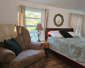 The Hedges House - Studio - Independence - Bedroom