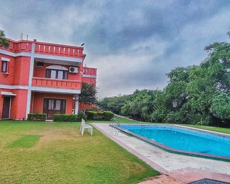 Hills Nature Resort - גורגאון - בריכה