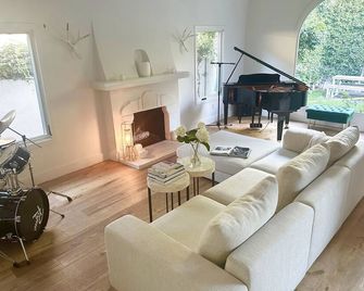 Los Angeles retreat with with heated pool fire pit and beautiful outdoor areas - Los Angeles - Wohnzimmer