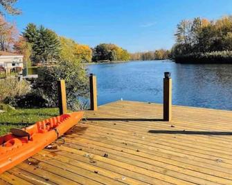 Spacious 4-bedroom waterfront house in Sylvan Beach with private yard and dock. - Sylvan Beach - Vista del exterior