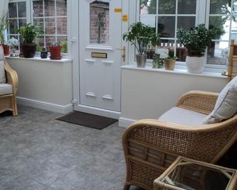 Grove House Guest House - Telford - Patio