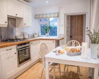 Railway Cottage, Aldeburgh - Aldeburgh - Kitchen