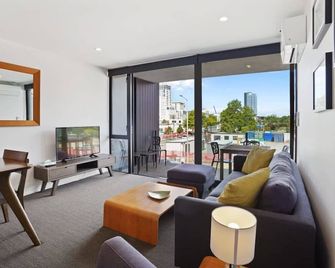 Madras Retreat - Christchurch - Living room