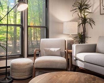 Hot Tub Fire Pit Deck Grill w Resort Amenities - Hedgesville - Salon