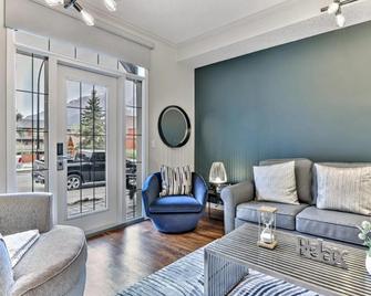 The Lambeth By Samsara Resort Private Entry Panorama Top View 2br And 2bth - Canmore - Living room