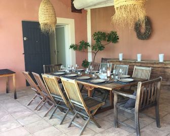 Large House, Gordes , Heated Swimming Pool , View Over Goult, Roussillon - Joucas - Essbereich