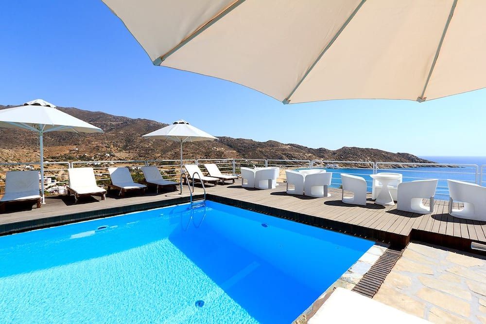 فدق ونادٍ صحي فار أوت