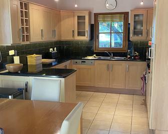 Villa 3 bedrooms 3 bathrooms private pool Tourism of Portugal Reg No: 11643/A - Barão de São Miguel - Cocina