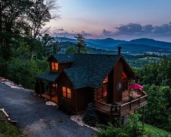 Mountainside Retreat | 2 Bed, 2 Bath - Stanardsville - Edificio