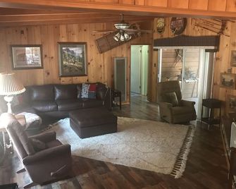 A little piece of heaven - California Hot Springs - Living room