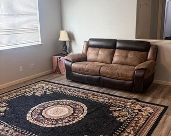 Tremendous 5-bedroom house with AC in Yuba City - Yuba City - Huiskamer