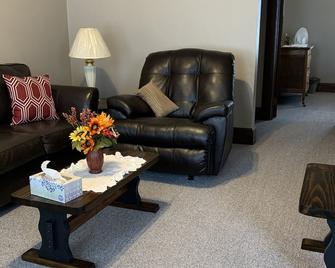 Newly Renovated Suite (Queen) near downtown Salem Indiana. - Salem - Living room
