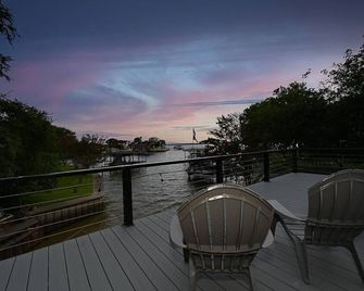 Lady of the Lake! Lake Front Property with Boathouse, Pet Friendly, Hot Tub, & Outdoor Sitting Area - Mabank - Balcony