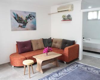 Hillside Apart House - Side - Living room