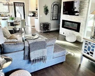 new zen retreat 360 lake/mtn views downtown - Lakeport - Huiskamer