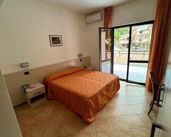 Hotel Athena Palace - Acquappesa - Schlafzimmer