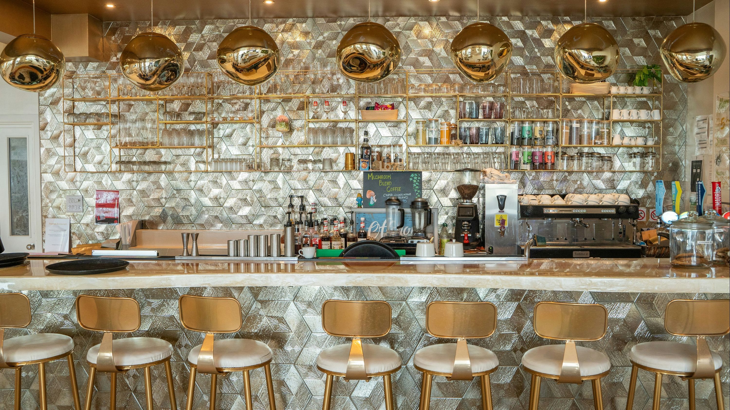 أوي وي يوتكواي بيتش هوتل - نيوكواي - بار