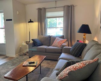 Quiet mountain retreat convenient to hiking and Asheville - Weaverville - Living room