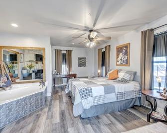Full Moon Inn - Fredericksburg - Phòng ngủ